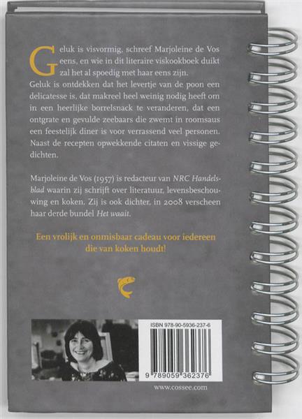 Grote foto een vis zwemmend in roomsaus boeken kookboeken