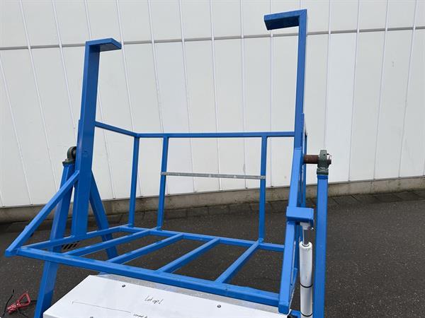 Grote foto hoekenga model 1600 kistenkantelaar 24 volt voor heftruck agrarisch tuinbouw