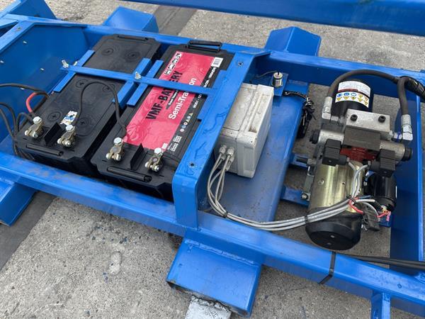 Grote foto hoekenga model 1600 kistenkantelaar 24 volt voor heftruck agrarisch tuinbouw