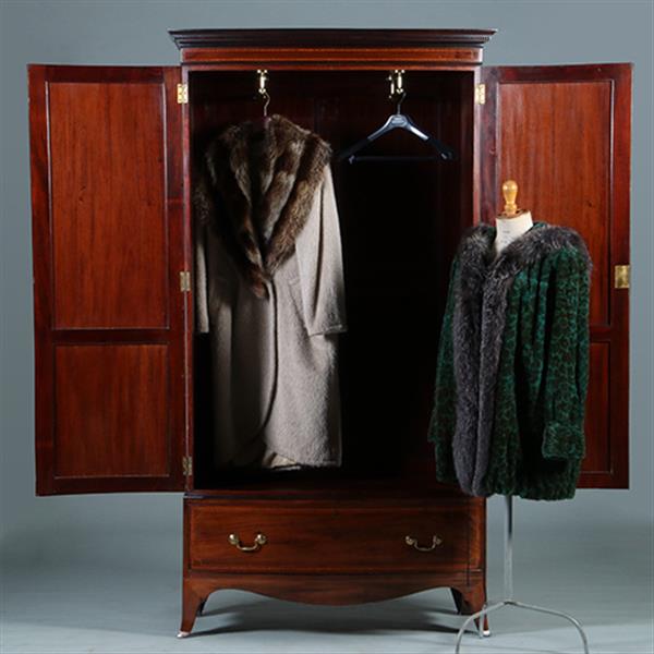 Grote foto smalle mahonie garderobekast halkast of kapstok met deuren het front gebogen no.252005 antiek en kunst stoelen en banken