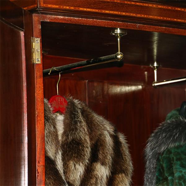 Grote foto smalle mahonie garderobekast halkast of kapstok met deuren het front gebogen no.252005 antiek en kunst stoelen en banken