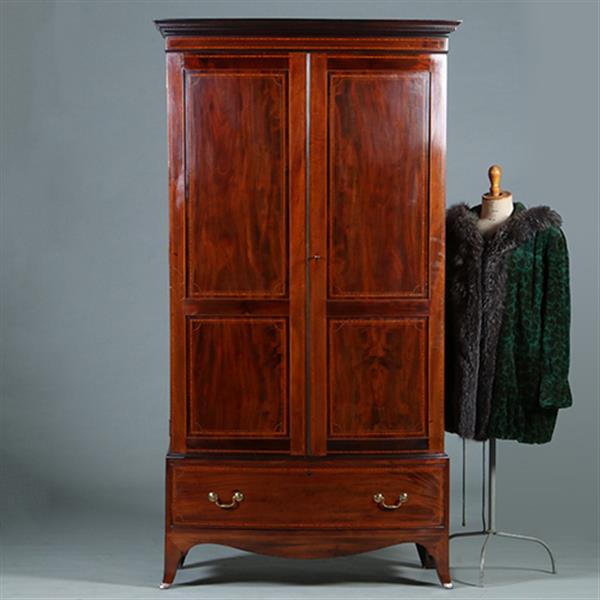 Grote foto smalle mahonie garderobekast halkast of kapstok met deuren het front gebogen no.252005 antiek en kunst stoelen en banken