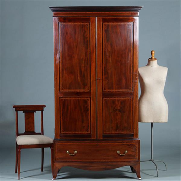 Grote foto smalle mahonie garderobekast halkast of kapstok met deuren het front gebogen no.252005 antiek en kunst stoelen en banken