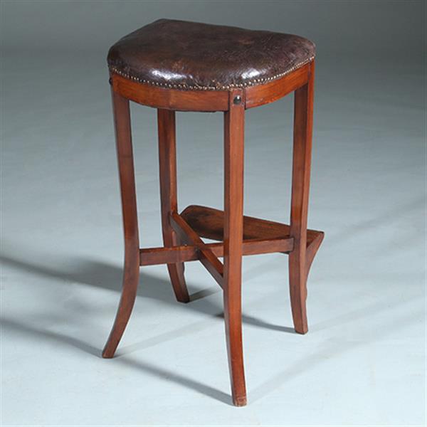 Grote foto antieke kruk ca 1810 op 4 sabelpoten met voetenplank het leer prachtig doorleefd no.740445 antiek en kunst stoelen en banken