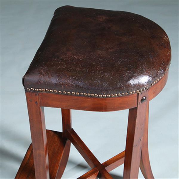 Grote foto antieke kruk ca 1810 op 4 sabelpoten met voetenplank het leer prachtig doorleefd no.740445 antiek en kunst stoelen en banken