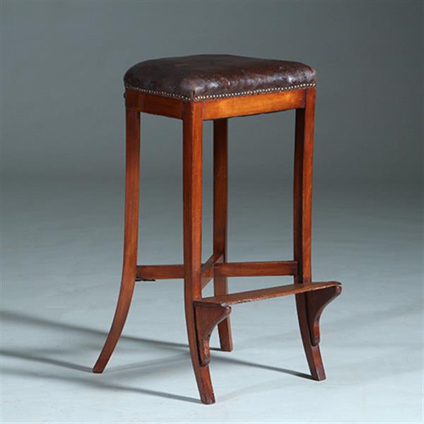 Grote foto antieke kruk ca 1810 op 4 sabelpoten met voetenplank het leer prachtig doorleefd no.740445 antiek en kunst stoelen en banken