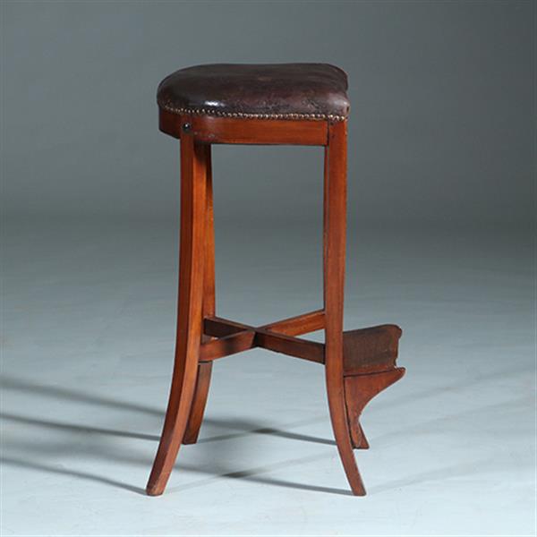 Grote foto antieke kruk ca 1810 op 4 sabelpoten met voetenplank het leer prachtig doorleefd no.740445 antiek en kunst stoelen en banken