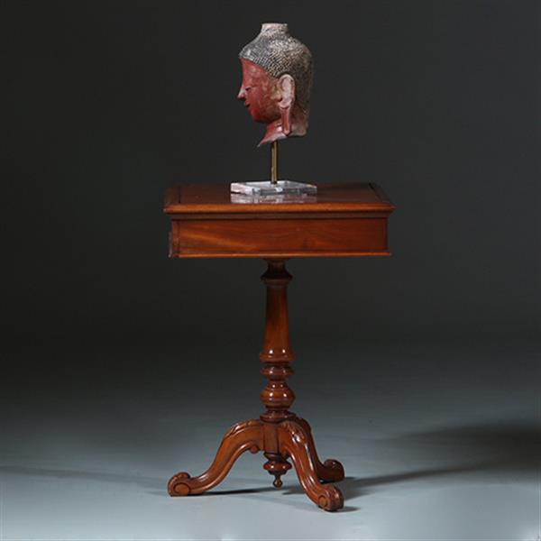 Grote foto vierkante bijzettafel of lampetafel met lade voor klein gerei op centrale poot ca 1875 no.883021 antiek en kunst stoelen en banken