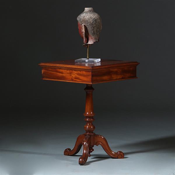 Grote foto vierkante bijzettafel of lampetafel met lade voor klein gerei op centrale poot ca 1875 no.883021 antiek en kunst stoelen en banken