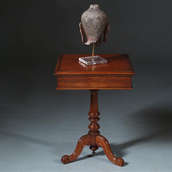 Grote foto vierkante bijzettafel of lampetafel met lade voor klein gerei op centrale poot ca 1875 no.883021 antiek en kunst stoelen en banken