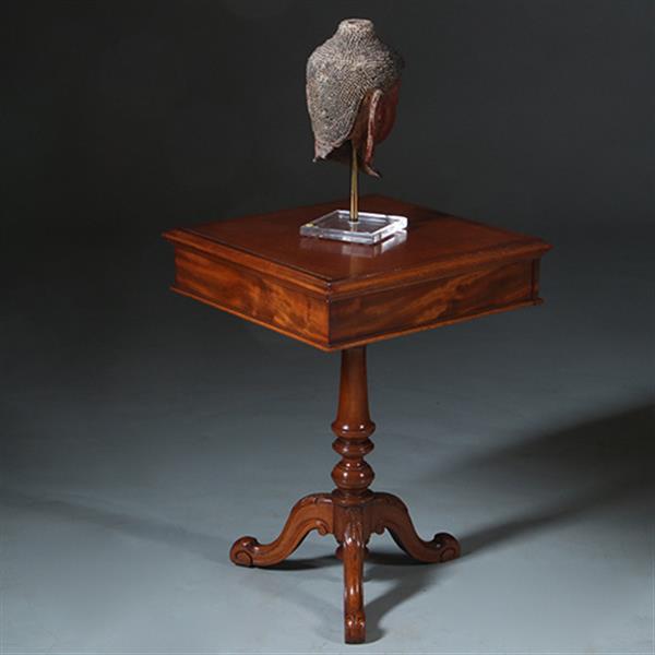 Grote foto vierkante bijzettafel of lampetafel met lade voor klein gerei op centrale poot ca 1875 no.883021 antiek en kunst stoelen en banken