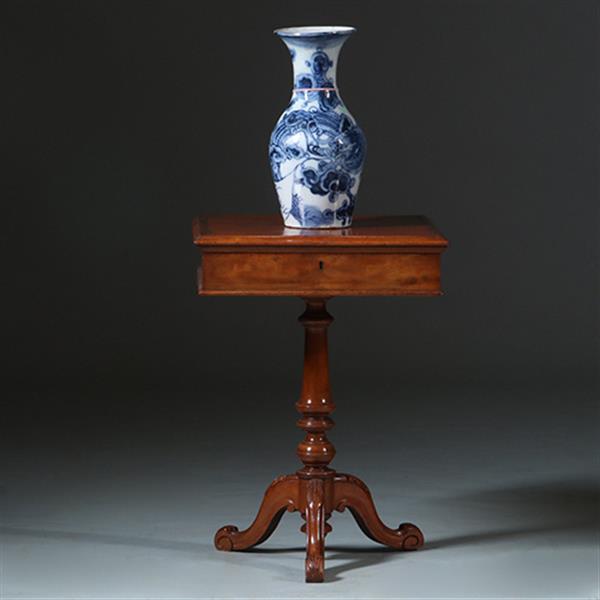 Grote foto vierkante bijzettafel of lampetafel met lade voor klein gerei op centrale poot ca 1875 no.883021 antiek en kunst stoelen en banken