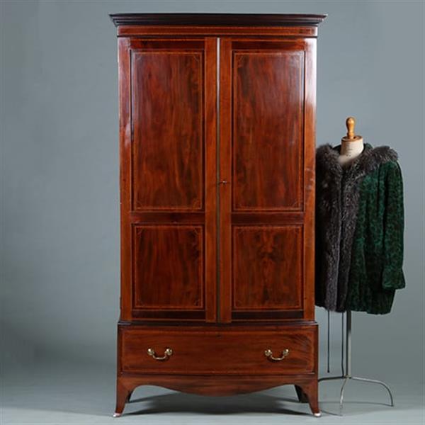 Grote foto smalle mahonie garderobekast halkast of kapstok met deuren het front gebogen no.252005 antiek en kunst stoelen en banken