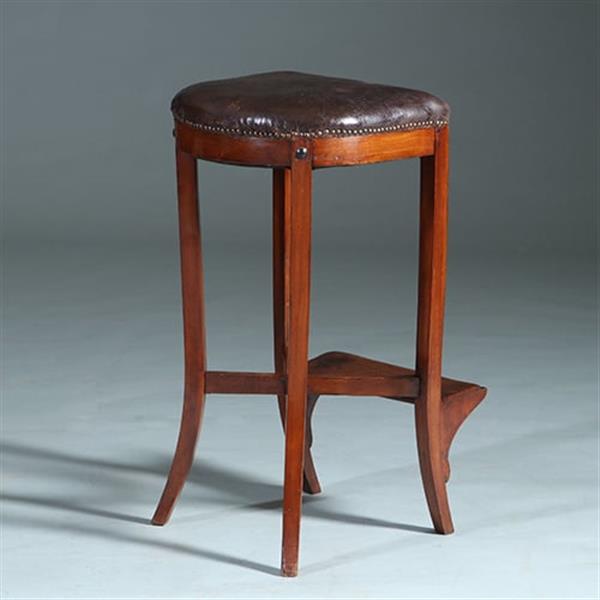Grote foto antieke kruk ca 1810 op 4 sabelpoten met voetenplank het leer prachtig doorleefd no.740445 antiek en kunst stoelen en banken