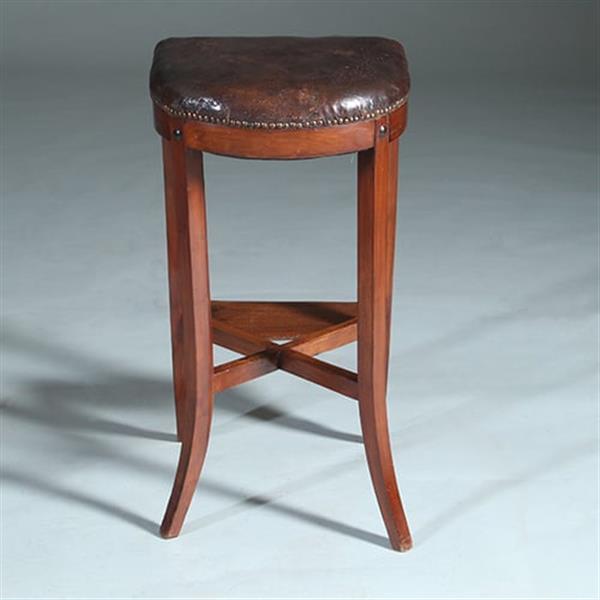 Grote foto antieke kruk ca 1810 op 4 sabelpoten met voetenplank het leer prachtig doorleefd no.740445 antiek en kunst stoelen en banken