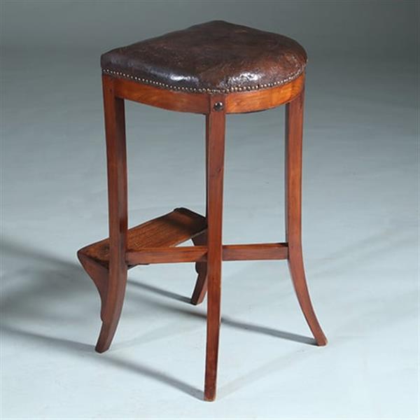 Grote foto antieke kruk ca 1810 op 4 sabelpoten met voetenplank het leer prachtig doorleefd no.740445 antiek en kunst stoelen en banken