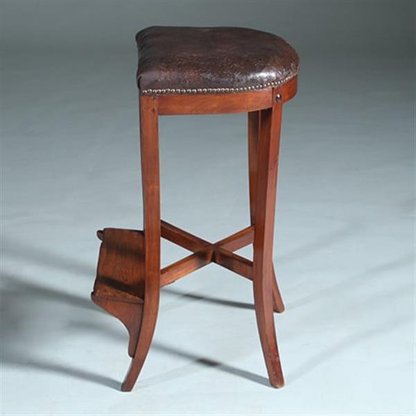 Grote foto antieke kruk ca 1810 op 4 sabelpoten met voetenplank het leer prachtig doorleefd no.740445 antiek en kunst stoelen en banken