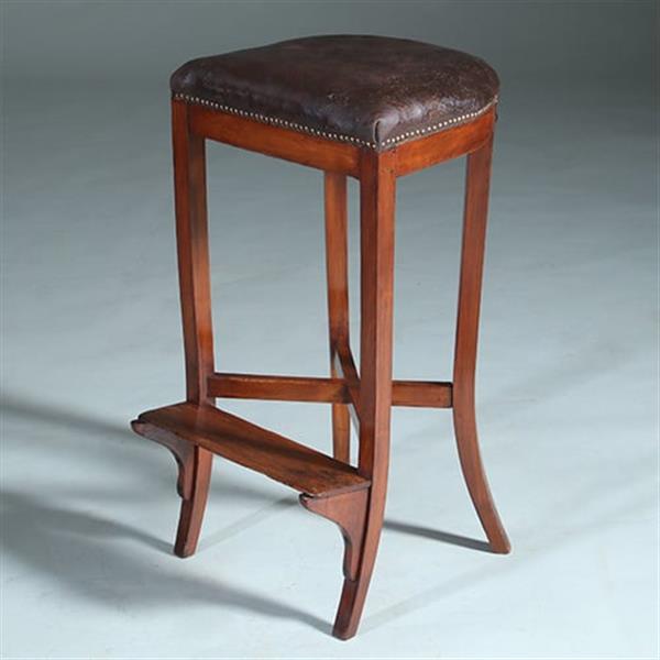 Grote foto antieke kruk ca 1810 op 4 sabelpoten met voetenplank het leer prachtig doorleefd no.740445 antiek en kunst stoelen en banken