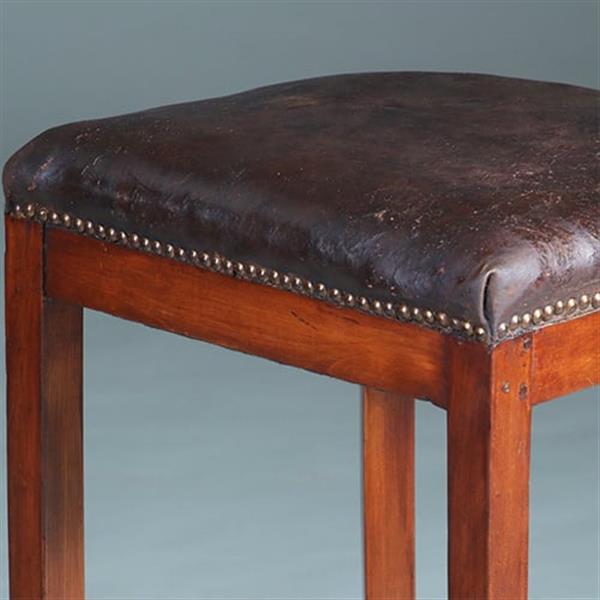 Grote foto antieke kruk ca 1810 op 4 sabelpoten met voetenplank het leer prachtig doorleefd no.740445 antiek en kunst stoelen en banken