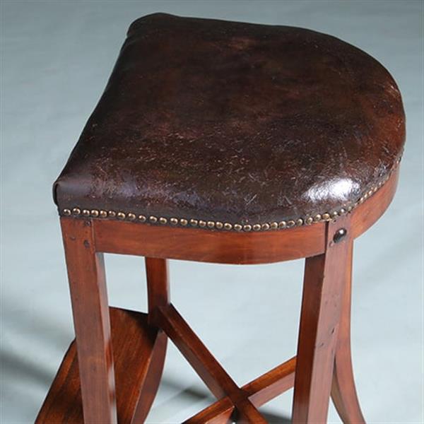 Grote foto antieke kruk ca 1810 op 4 sabelpoten met voetenplank het leer prachtig doorleefd no.740445 antiek en kunst stoelen en banken