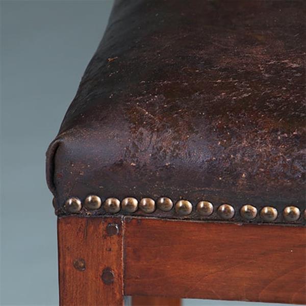 Grote foto antieke kruk ca 1810 op 4 sabelpoten met voetenplank het leer prachtig doorleefd no.740445 antiek en kunst stoelen en banken