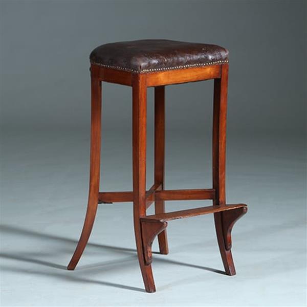 Grote foto antieke kruk ca 1810 op 4 sabelpoten met voetenplank het leer prachtig doorleefd no.740445 antiek en kunst stoelen en banken