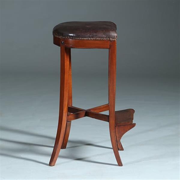 Grote foto antieke kruk ca 1810 op 4 sabelpoten met voetenplank het leer prachtig doorleefd no.740445 antiek en kunst stoelen en banken