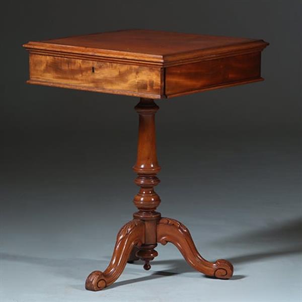 Grote foto vierkante bijzettafel of lampetafel met lade voor klein gerei op centrale poot ca 1875 no.883021 antiek en kunst stoelen en banken