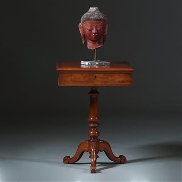 Grote foto vierkante bijzettafel of lampetafel met lade voor klein gerei op centrale poot ca 1875 no.883021 antiek en kunst stoelen en banken