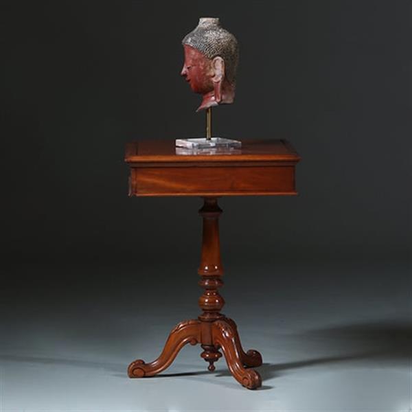 Grote foto vierkante bijzettafel of lampetafel met lade voor klein gerei op centrale poot ca 1875 no.883021 antiek en kunst stoelen en banken