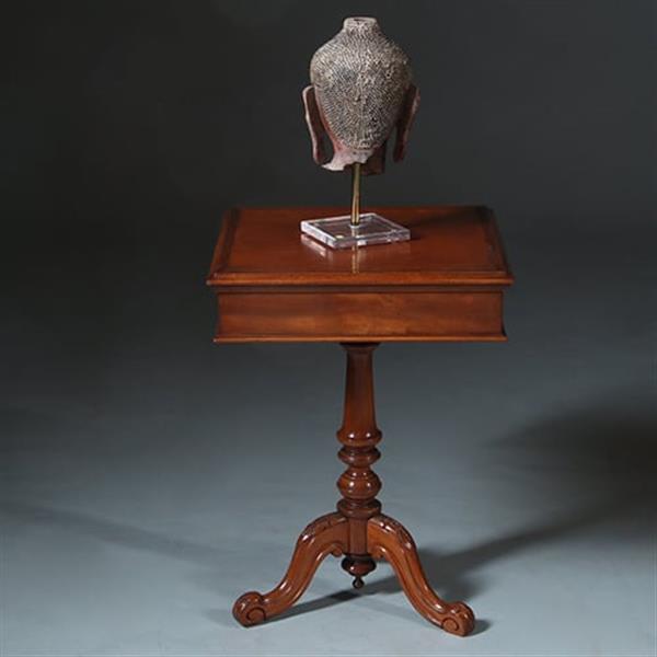 Grote foto vierkante bijzettafel of lampetafel met lade voor klein gerei op centrale poot ca 1875 no.883021 antiek en kunst stoelen en banken