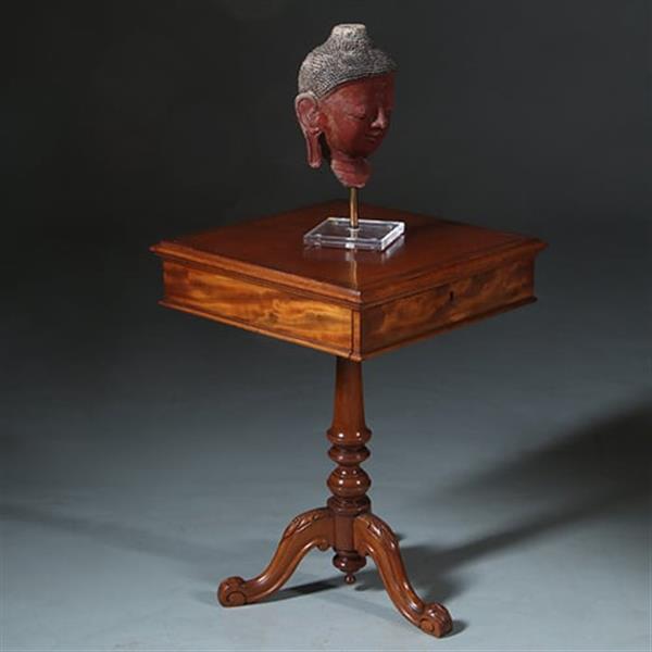 Grote foto vierkante bijzettafel of lampetafel met lade voor klein gerei op centrale poot ca 1875 no.883021 antiek en kunst stoelen en banken