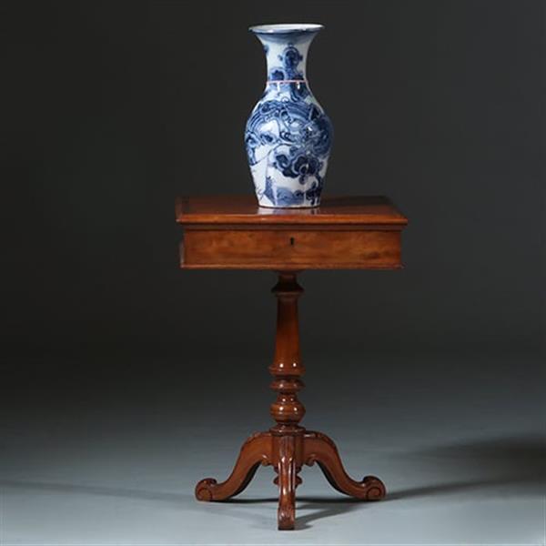 Grote foto vierkante bijzettafel of lampetafel met lade voor klein gerei op centrale poot ca 1875 no.883021 antiek en kunst stoelen en banken