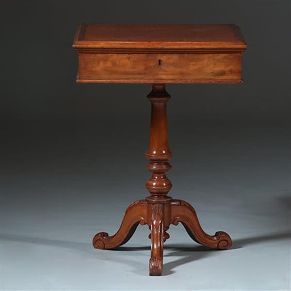 Grote foto vierkante bijzettafel of lampetafel met lade voor klein gerei op centrale poot ca 1875 no.883021 antiek en kunst stoelen en banken