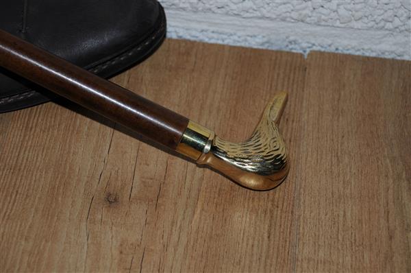 Grote foto mooie messing hardhouten schoenlepel met eendenhoofd messing. tuin en terras tuindecoratie