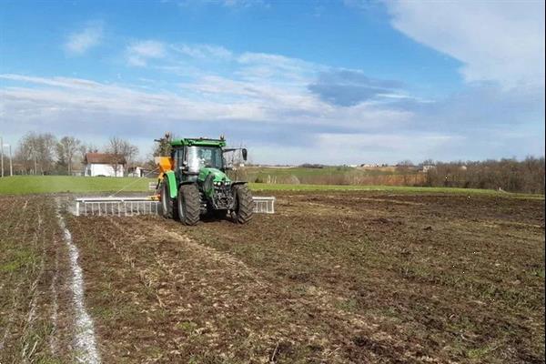 Grote foto fissore tot maximaal 21 meter 16 uitgangen pneumatische kunstmeststrooier agrarisch kunstmestrooiers