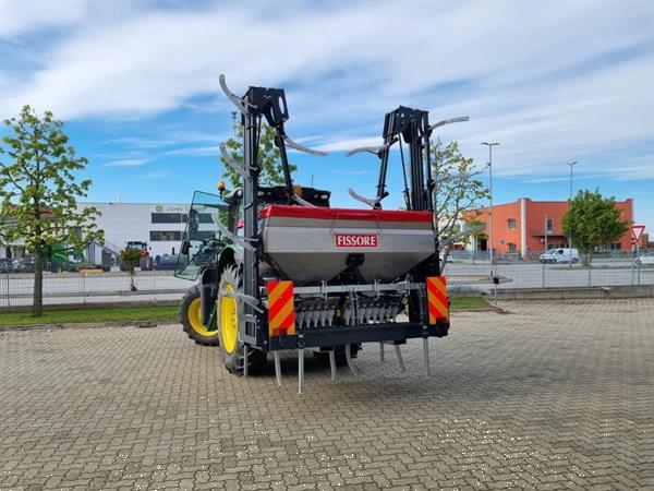 Grote foto fissore tot maximaal 21 meter 16 uitgangen pneumatische kunstmeststrooier agrarisch kunstmestrooiers