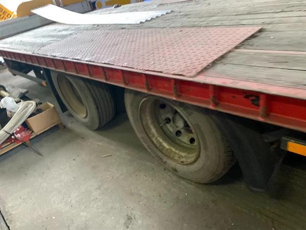 Grote foto netam fruehauf aanhanger vrachtwagen met hydraulische lier agrarisch aanhangwagens