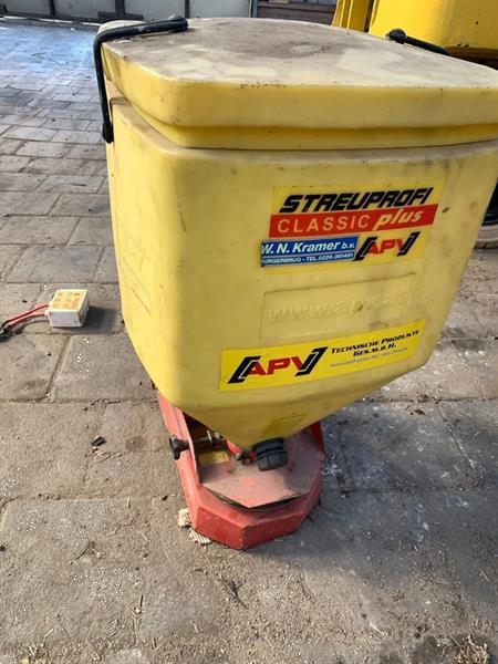 Grote foto apv strooier met classic bediening agrarisch kunstmestrooiers