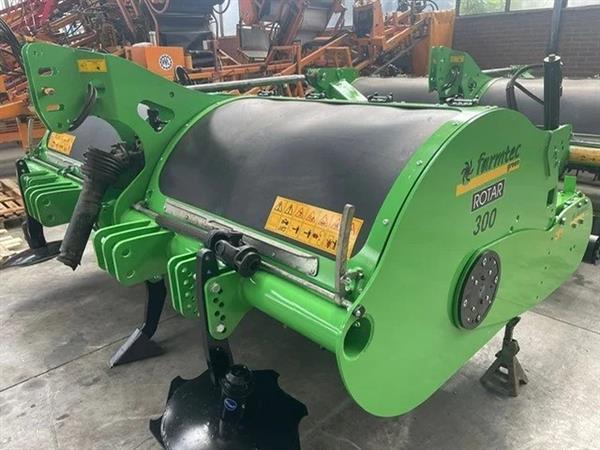 Grote foto farmtec met rotoreg en spikerol overjarig demo agrarisch akkerbouw