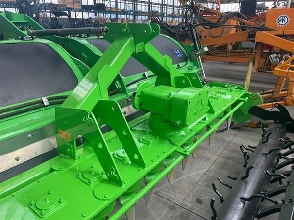 Grote foto farmtec met rotoreg en spikerol overjarig demo agrarisch akkerbouw