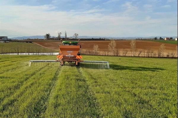 Grote foto kramer fissore korrel strooier kunstmest 1 tot 1.2 meter werkbreedte agrarisch kunstmestrooiers