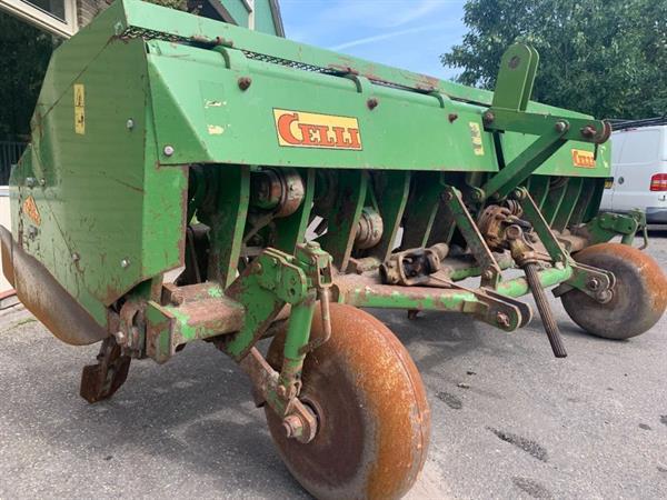 Grote foto celli ng 310 krukas spitmachine ng 310 agrarisch ploegen