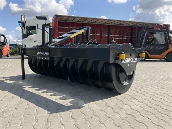 Grote foto kramer agroland cornroller mais aandruk rol agrarisch stallen