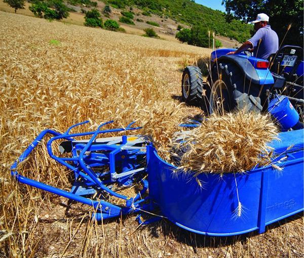 Grote foto kramer minos binder maaier oogsten binden tarwe tarwe gerst haver rogge en riet. agrarisch oogstmachines