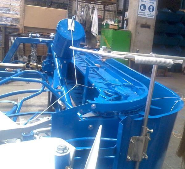 Grote foto kramer minos binder maaier oogsten binden tarwe tarwe gerst haver rogge en riet. agrarisch oogstmachines