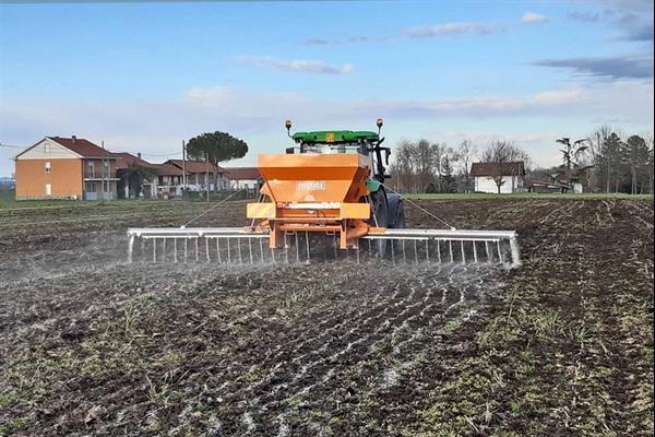 Grote foto kramer kalk strooier fissore tot maximaal 10 meter breed kalk strooien agrarisch kunstmestrooiers