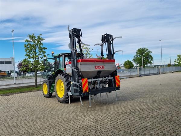 Grote foto kramer kalk strooier fissore tot maximaal 10 meter breed kalk strooien agrarisch kunstmestrooiers