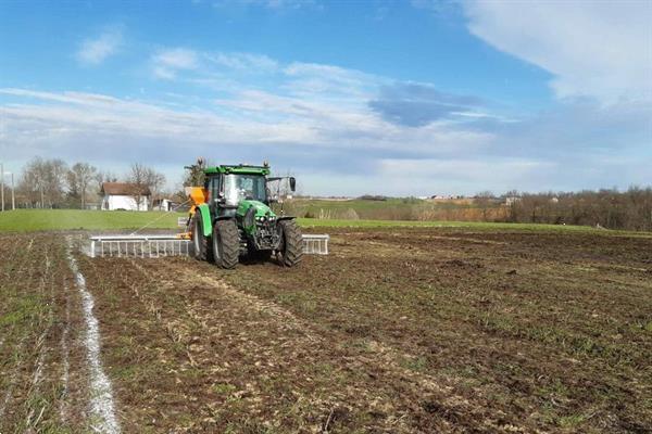 Grote foto kramer kalk strooier fissore tot maximaal 10 meter breed kalk strooien agrarisch kunstmestrooiers