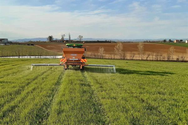 Grote foto kramer kalk strooier fissore tot maximaal 10 meter breed kalk strooien agrarisch kunstmestrooiers
